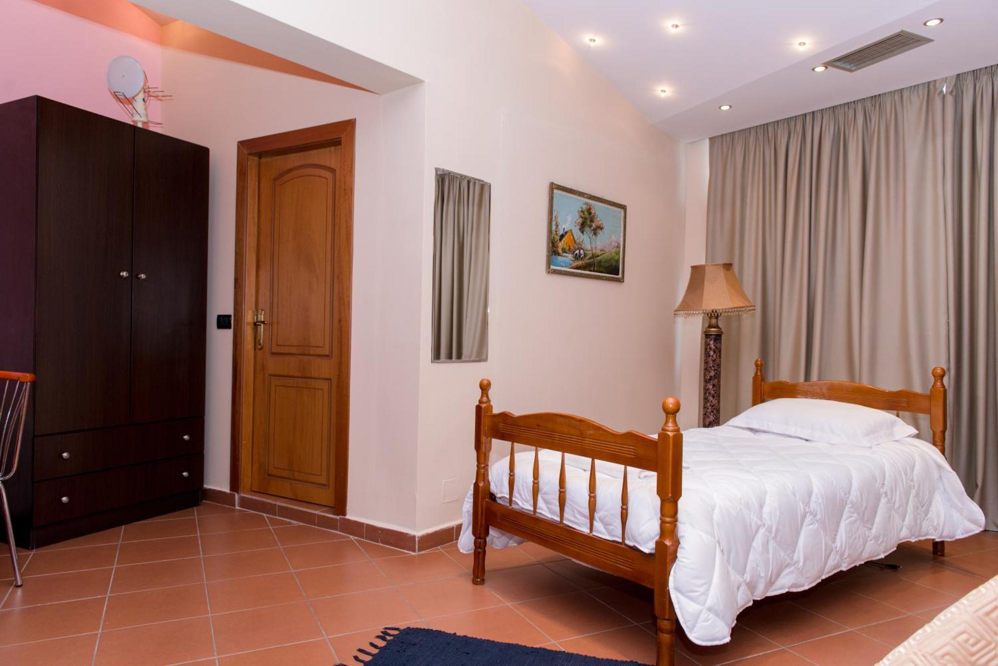 Hotel Blue Eye Korce Exterior photo